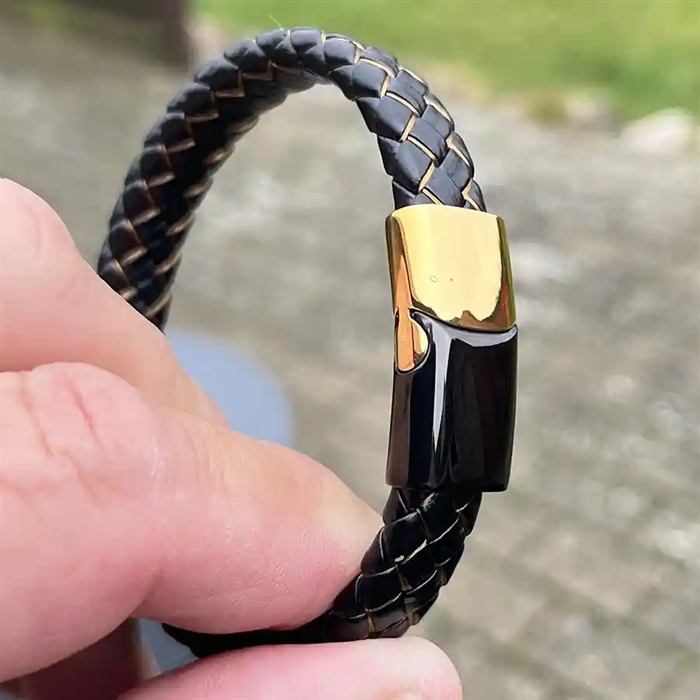 imtGrote armband in . leer met gouden koord